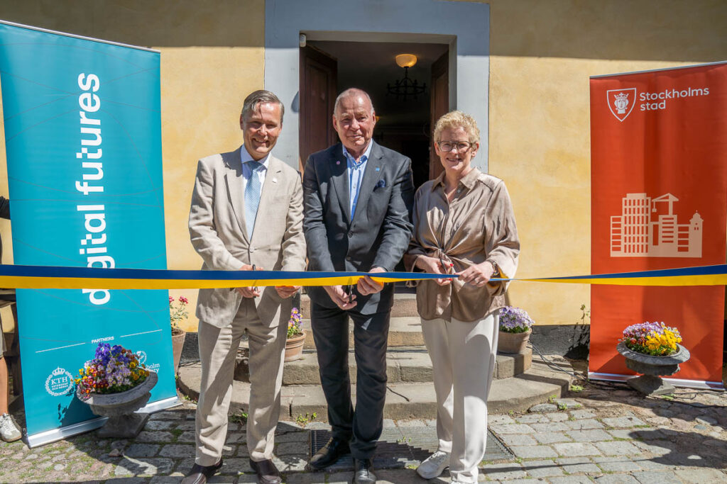Three people stand outdoors smiling, holding and cutting a yellow and blue ribbon at a ceremony. Banners reading digital futures and Stockholms stad stand on either side. Flower pots decorate the area.